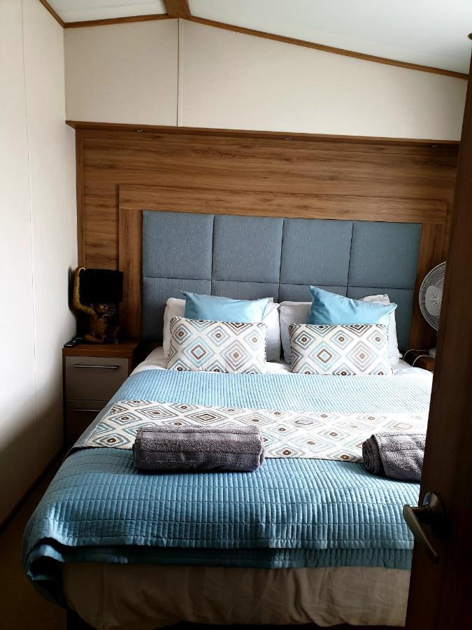 Luxury Tattersall Lakes Hot Tub Staycation 6 Berth Luxury Caravan 태터셜 외부 사진